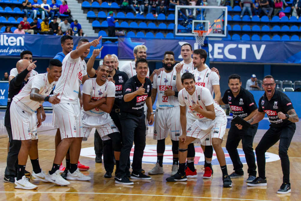 Jugadores celebran el triunfo contra el equipo de Mexicali