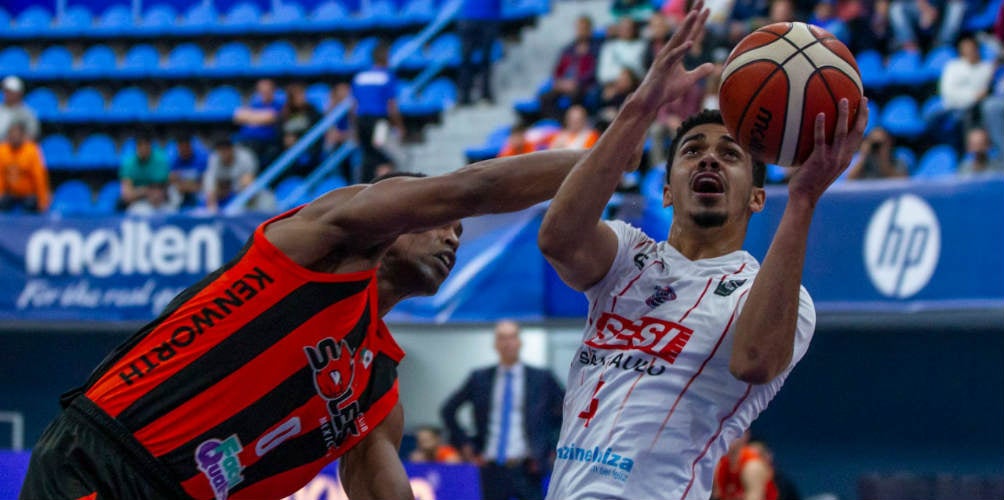 Jugador de los Soles lucha por robar la pelota