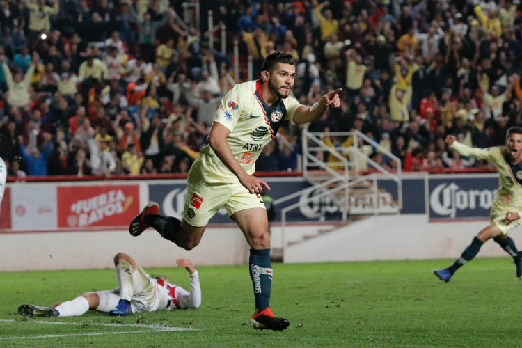 Henry Martín festeja gol contra Necaxa en Copa MX