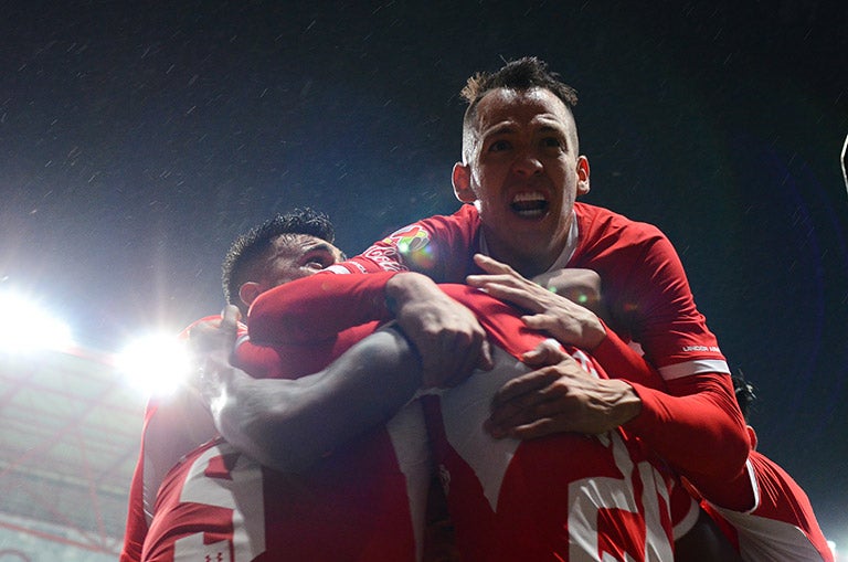 Jugadores de Toluca celebran un gol