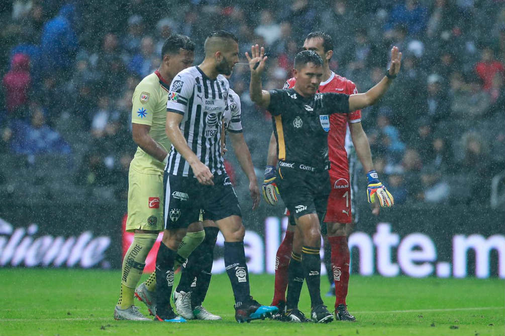 Fernando Guerrero discute con los jugadores durante el partido