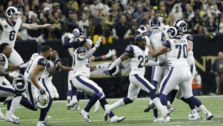 Jugadores de los Rams celebran el pase al Super Bowl LIII