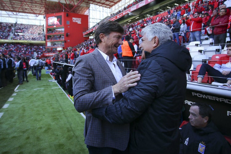 Cristante y Ferretti se saludan previo al duelo de la Jornada 4