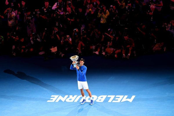 Djokovic posa con el trofeo