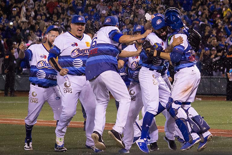 Los jugadores de Charros celebran la victoria