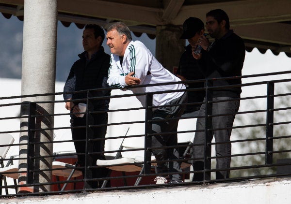 Tata Martino observa un entrenamiento de Rayados 