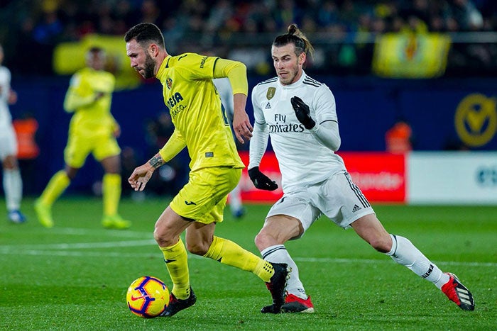 Layún protege el esférico de Gareth Bale 