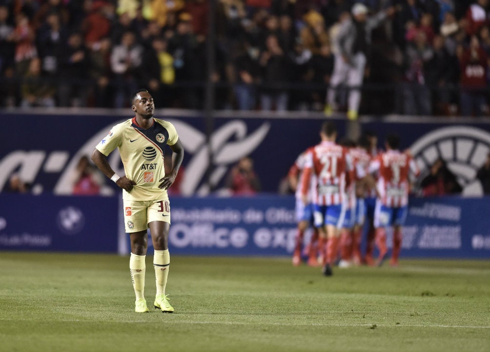 Jugadores de San Luis celebran anotación contra América