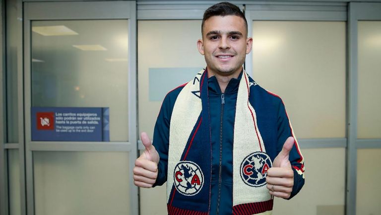 Nico Benedetti sonríe mientras porta una bufanda del América