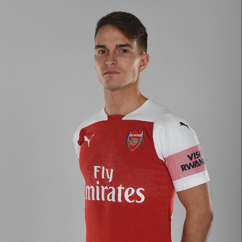 Denis Suárez posa con la playera del Arsenal