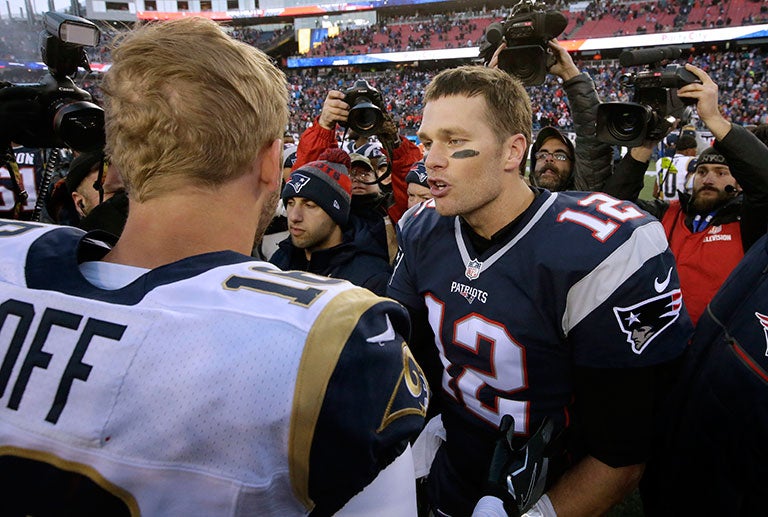 Brady dialoga con Goff tras un partido