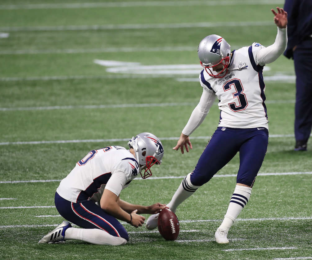 Gostkowski pateando un gol de campo durante el SBLIII