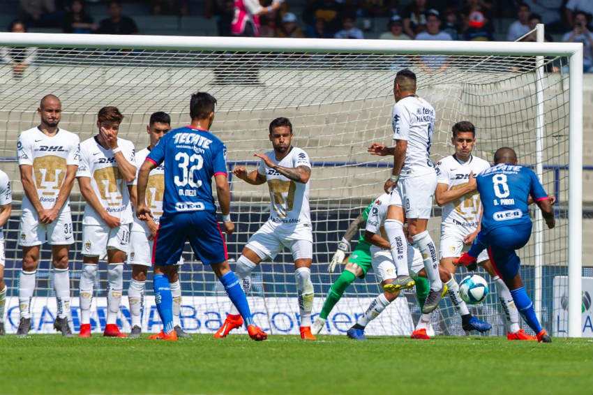 Pabón saca disparo potente en tiro libre 