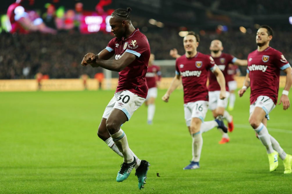 Jugadores del West Ham celebran el gol