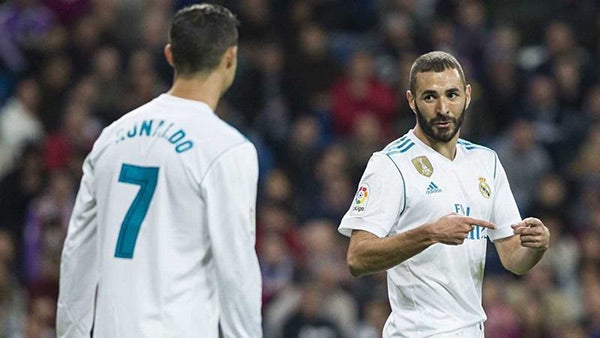 Cristiano y Benzema dialogan en juego del Real Madrid