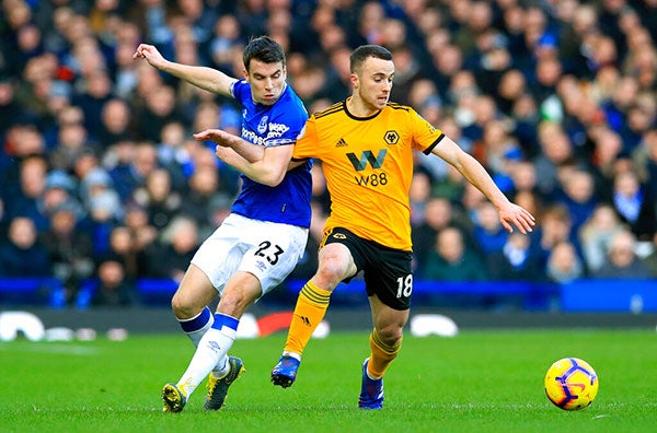 Diogo Jota lucha por el balón en juego del Everton