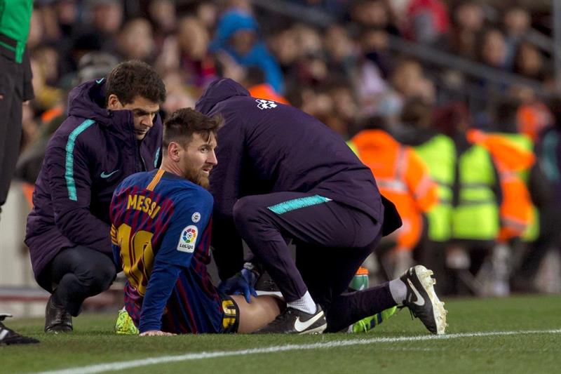 Messi es atendido por los médicos del Barcelona