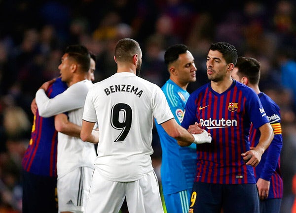 Los jugadores del Real Madrid y el Barcelona se despiden tras el juego