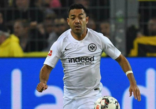 Marco Fabián durante un partido