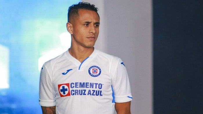 Yoshimar Yotún, en la presentación del jersey de Cruz Azul