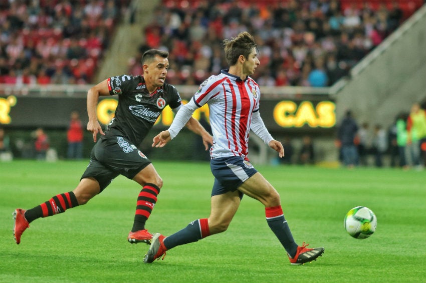 Brizuela hace un pase durante el encuentro entre Chivas y Xolos 