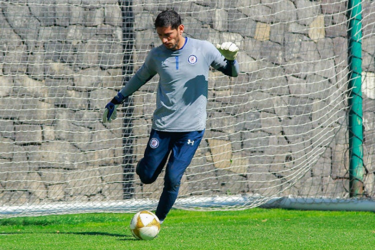 Jesús Corona, durante un entrenamiento con Cruz Azul