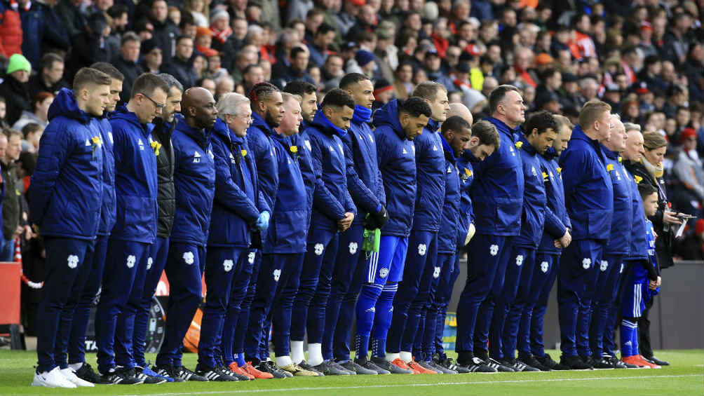 Jugadores de Cardiff rinden tributo por Sala