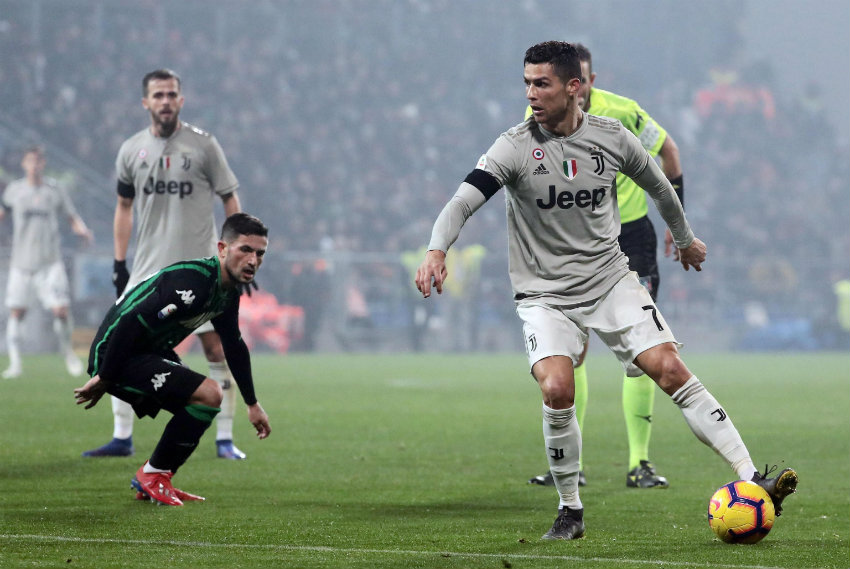 Cristiano Ronaldo controla el balón en partido de la Juventus 