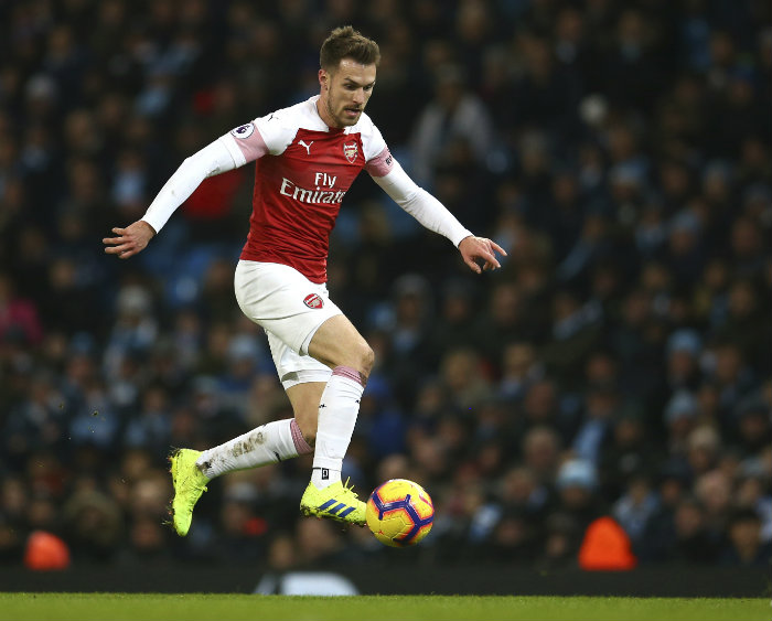 Ramsey controla el balón en un juego del Arsenal 