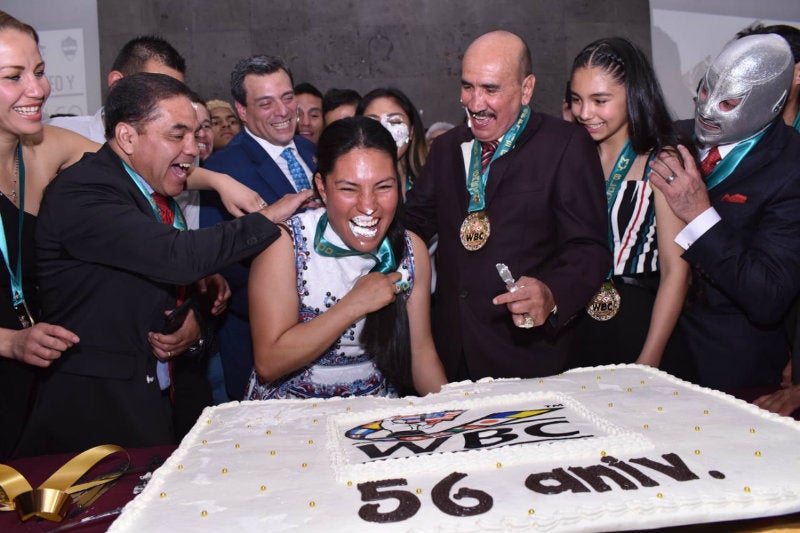 El pastel del 56 aniversario siendo partido