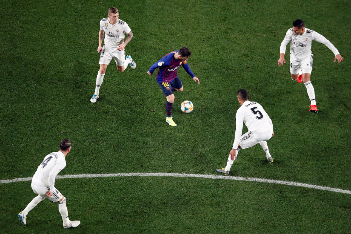 Messi con el balón durante el juego contra el Real Madrid 