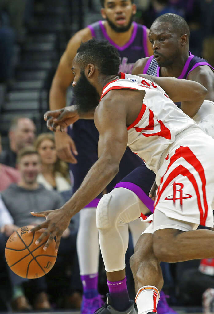 Harden trata de llevarse la marca del jugador rival