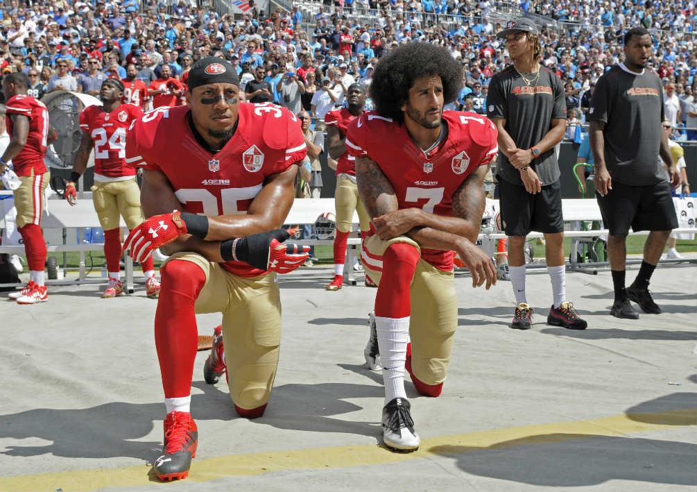 Colin Kaepernick protesta durante un juego de los 49ers