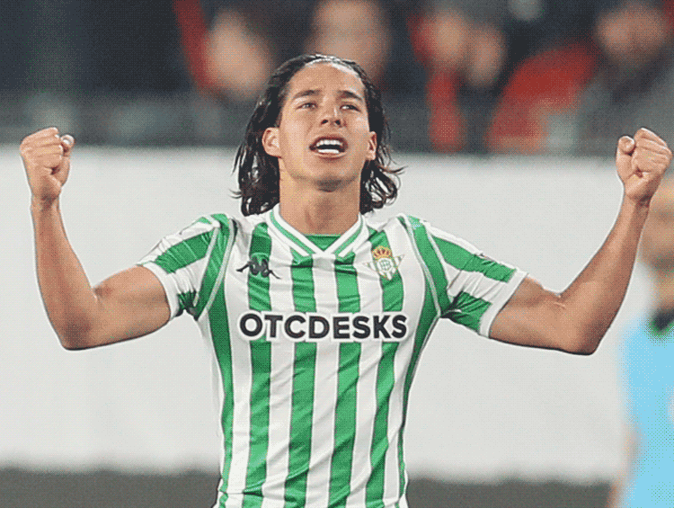 Diego Lainez festeja gol en Europa League