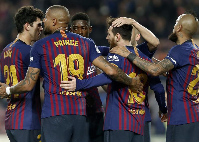 Jugadores del Barcelona festejan el gol de Messi