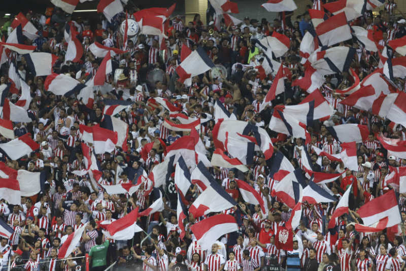 Afición de Chivas durante el Clásico Tapatío