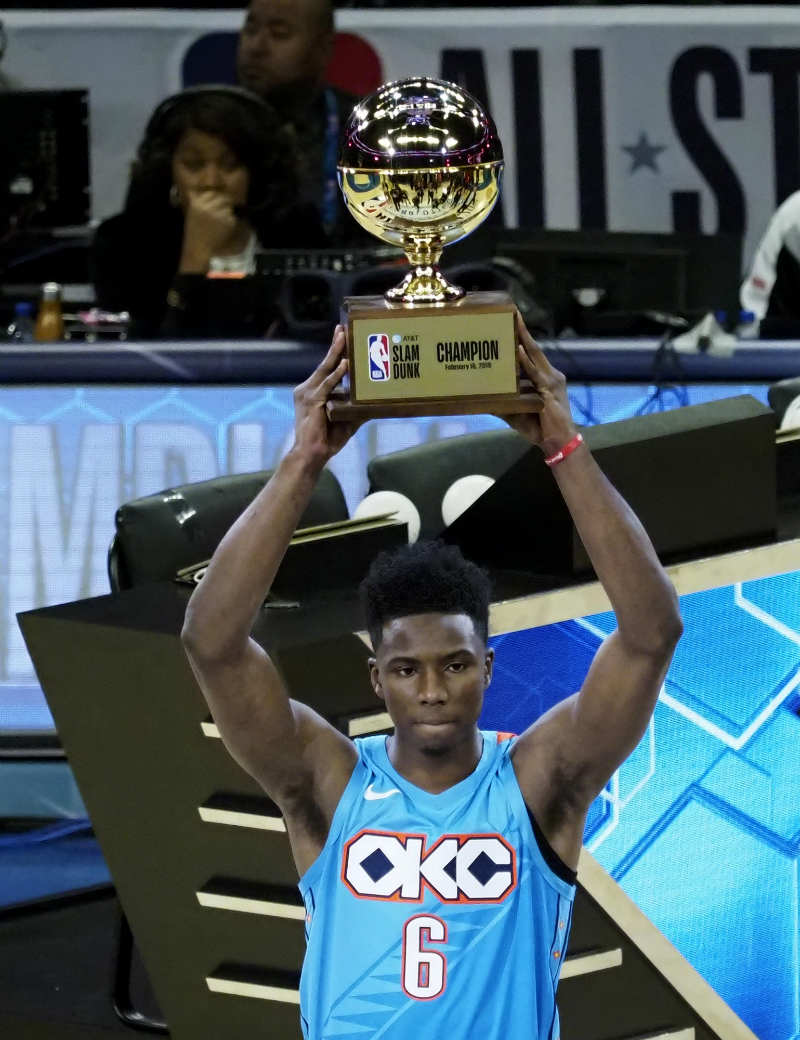 Diallo con el trofeo que lo acredita como campeón