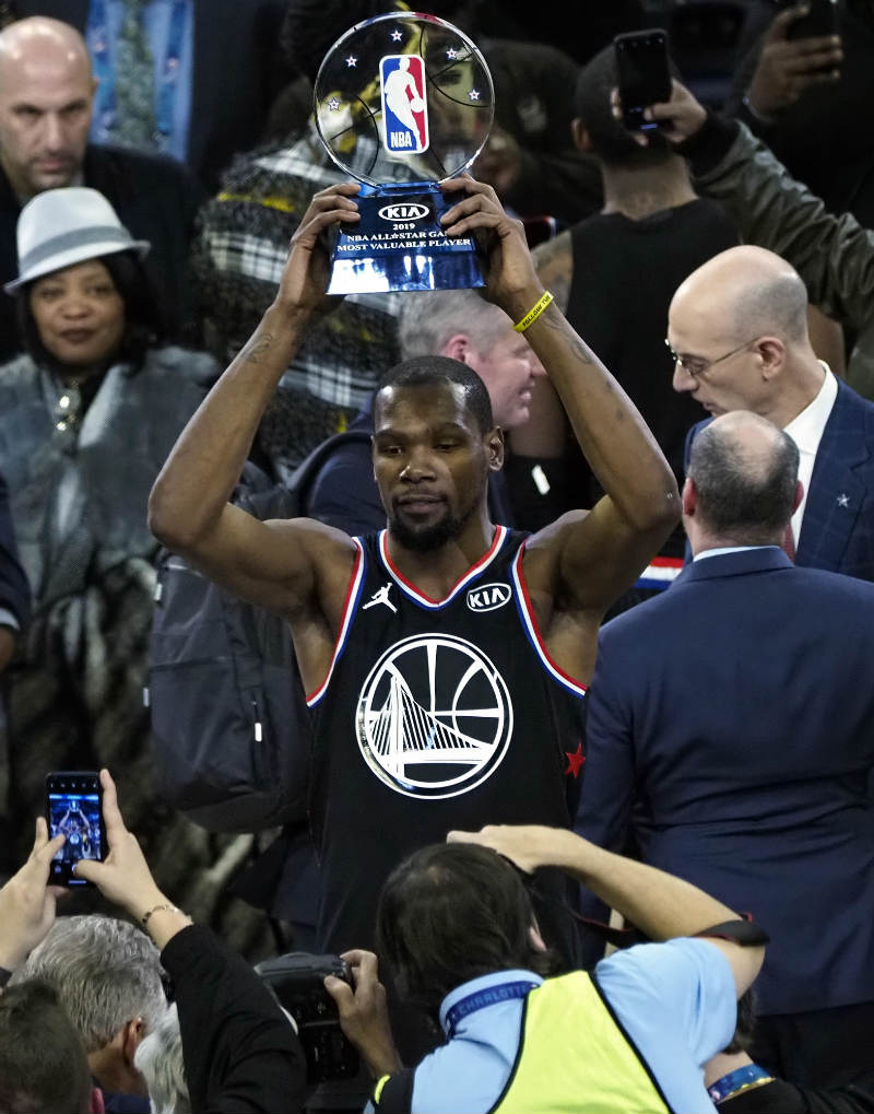 Kevin Durant con el trofeo de MVP del All-Star Game