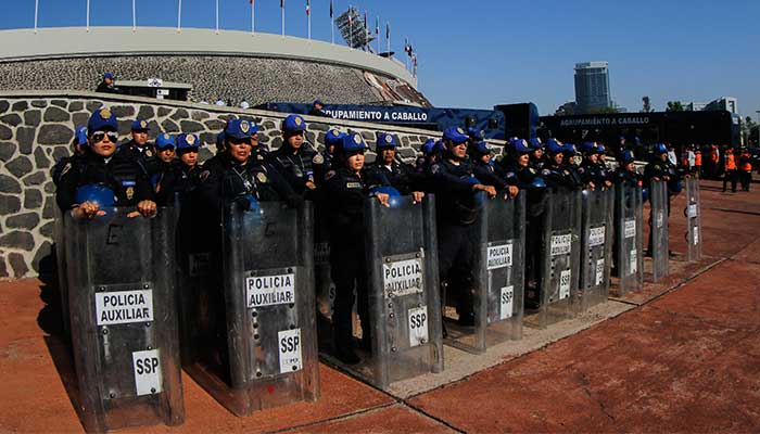 Policías custodian el Olímpico antes del Pumas vs América