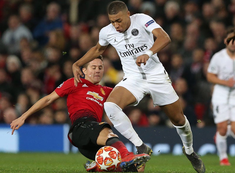 Mbappé pelea un balón en la Champions League