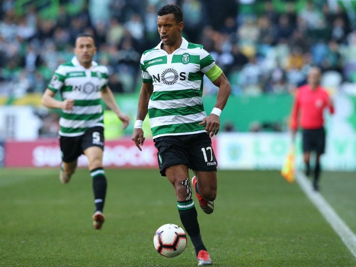 Nani conduce el balón en un juego con el Sporting de Lisboa
