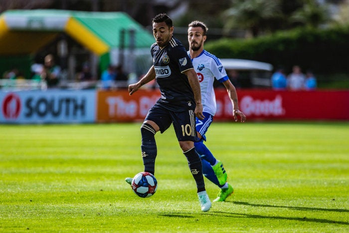 Fabián disputando el balón con el Phildelphia Union 