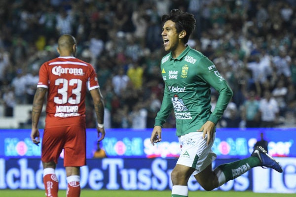 Mácias en festejo durante un partido con Toluca