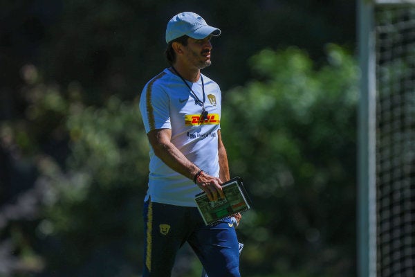 Marioni durante un entrenamiento con Pumas