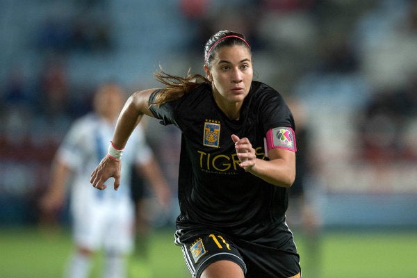 Nayeli Rangel durante un partido con Tigres