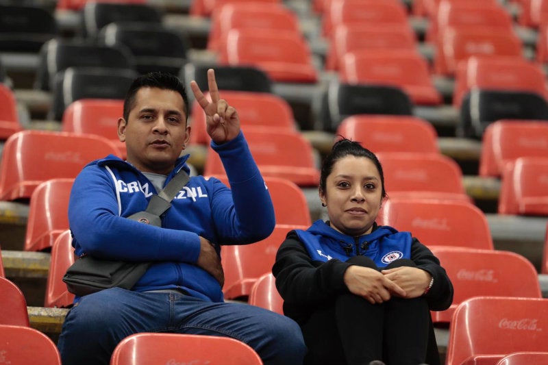 Algunos aficionados del Cruz Azul durante el juego contra Alebrijes