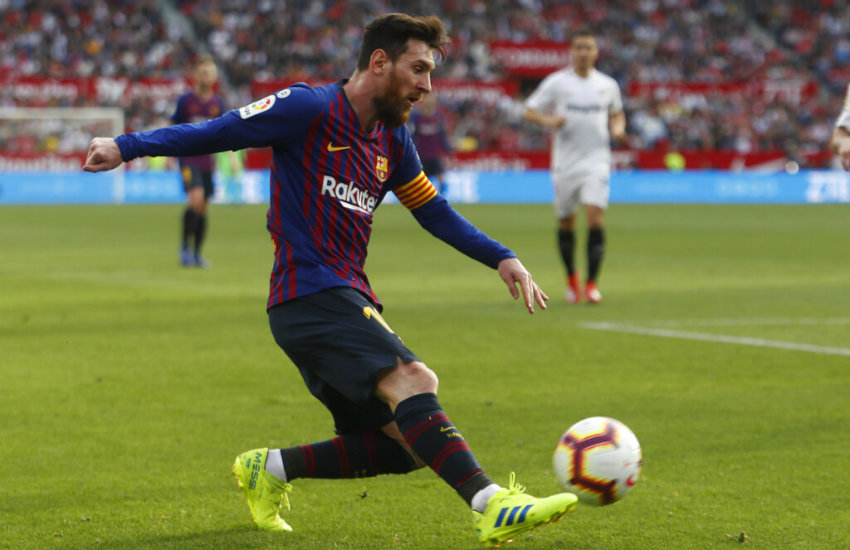 Messi consigue llegar al balón 