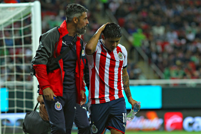 Eduardo López sale de la cancha en un juego con Chivas