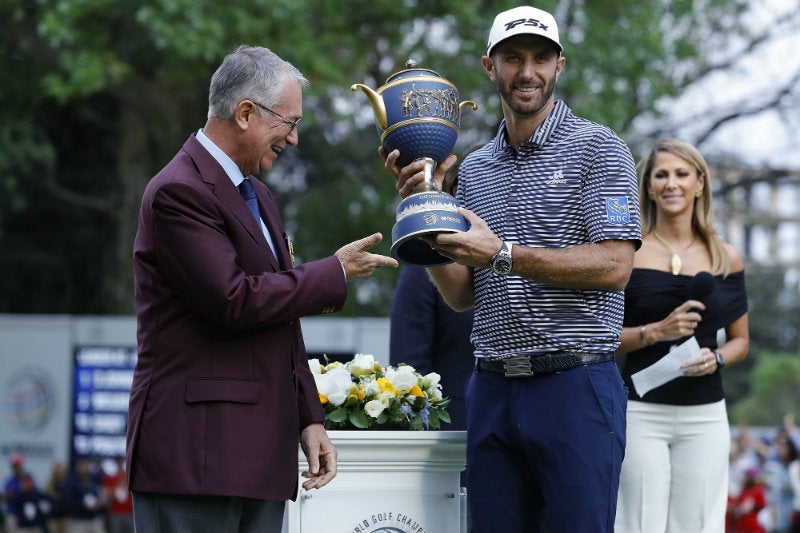 Dustin Johnson con el trofeo del World Golf Championship México