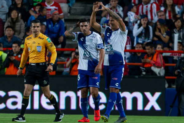 Jugadores de Pachuca festejan gol contra Chivas